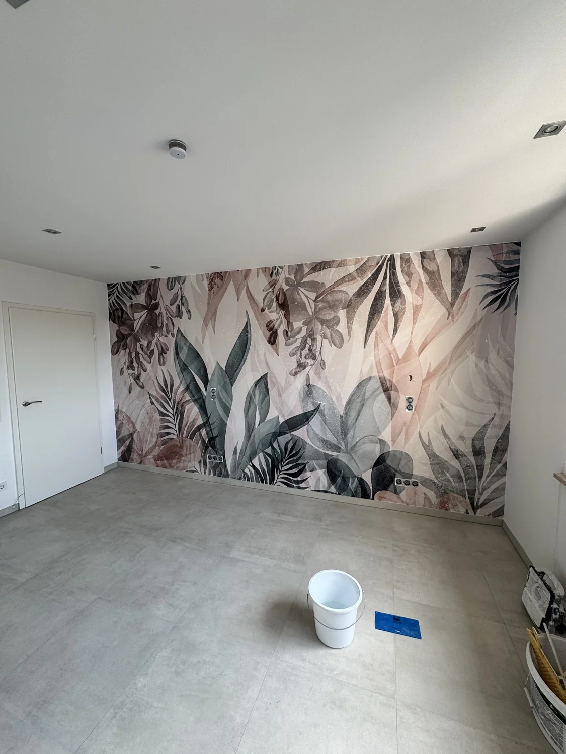Botanische Motivtapete als Akzentwand in einem renovierten Innenraum