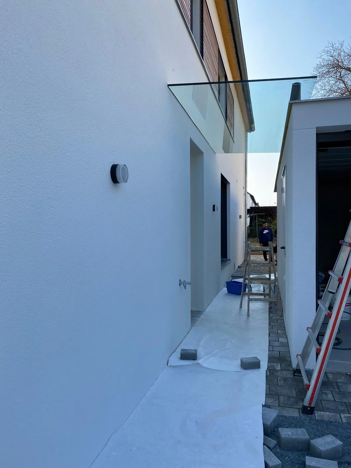 Sauber ausgeführte helle Fassadenfläche am Hauseingang